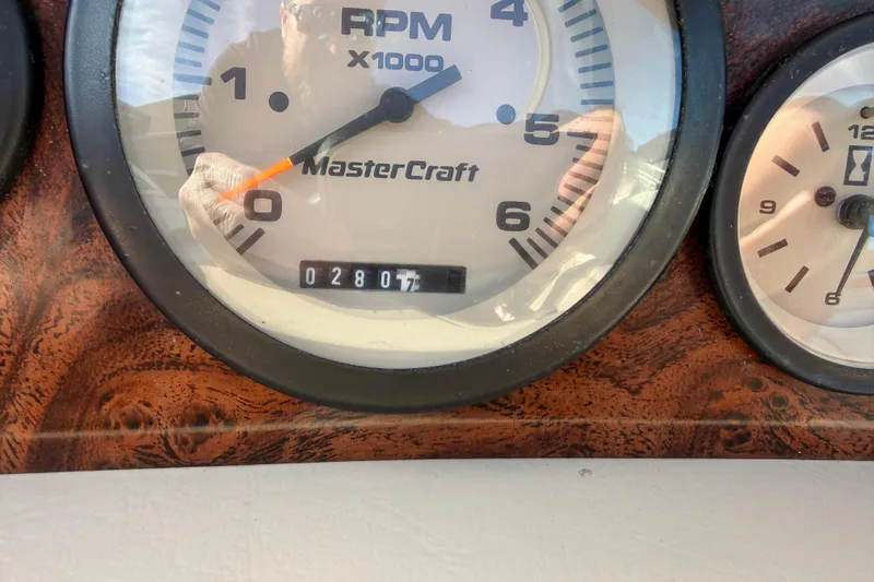 Slide: The Image of 1999 MasterCraft MariStar 210 VRS RPM gauge displaying 2807 hours. - 12