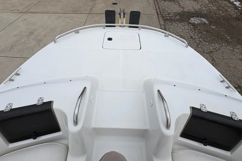 Slide: The Image of Bow view of 2003 Splendor 240 Platinum boat on trailer. - 10