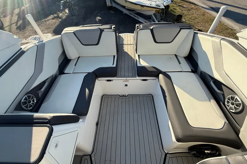 Slide: The Image of 2021 Yamaha Boats 252S interior with spacious seating and modern design. - 14
