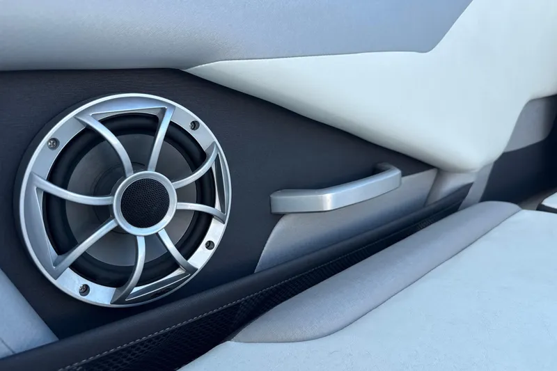 Slide: The Image of 2021 Yamaha Boats 252S interior speaker and handle detail. - 26