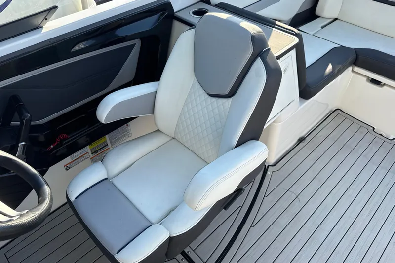 Slide: The Image of 2021 Yamaha Boats 252S interior with luxurious seating and modern design. - 32