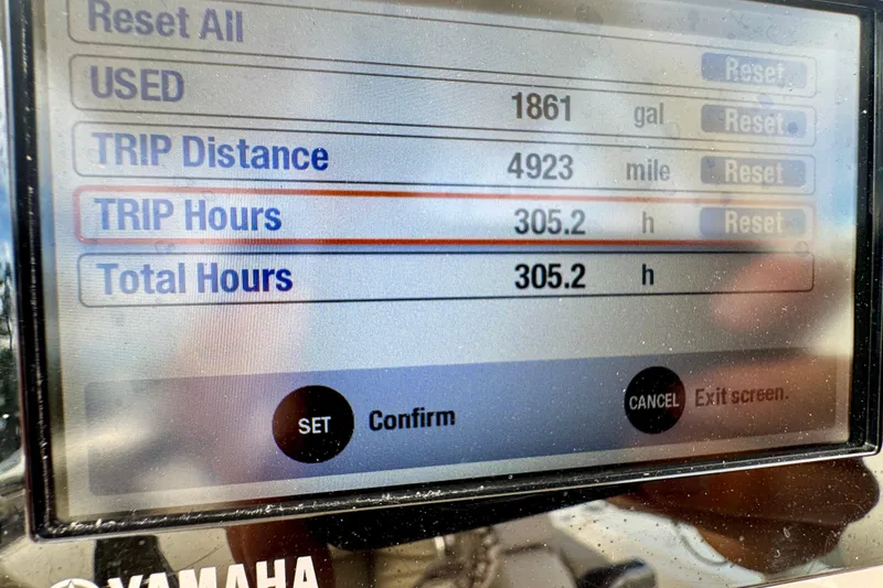 Slide: The Image of Yamaha display showing trip data for 2017 Robalo 246 Cayman boat. - 28