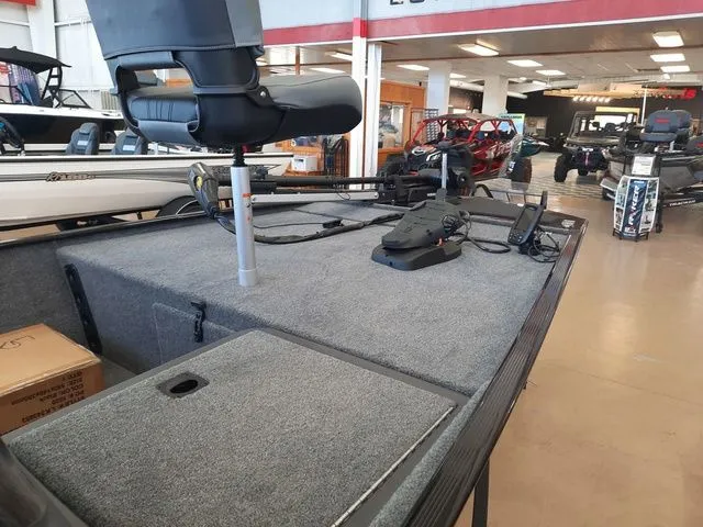 Slide: The Image of Tracker Bass Tracker Classic XL 2026 - 4