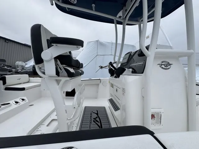 Slide: The Image of Tidewater 198 CC Adventure 2024 - 10