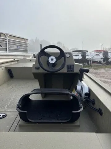 Slide: The Image of Tracker Grizzly 1754 SC 2026 - 4