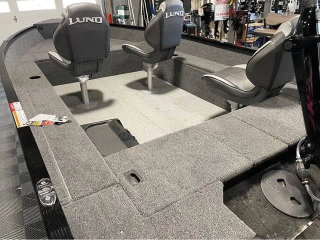 Slide: The Image of Lund Angler 1650 Tiller 2026 - 9