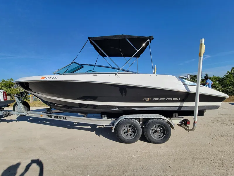 The Image of Regal 2200 Bowrider 2009 - 1