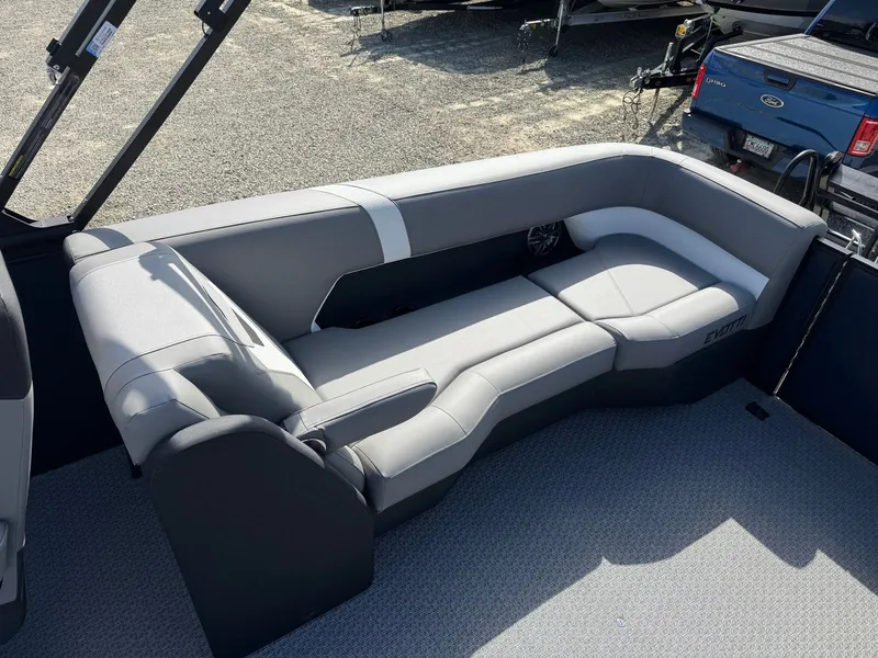 Slide: The Image of Evotti 525QL 2026 boat seating in gray leather. - 8