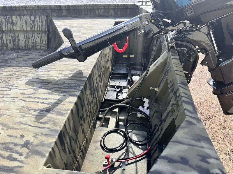 Slide: The Image of Lowe Roughneck Tiller 1660 Deluxe 2026 - 4