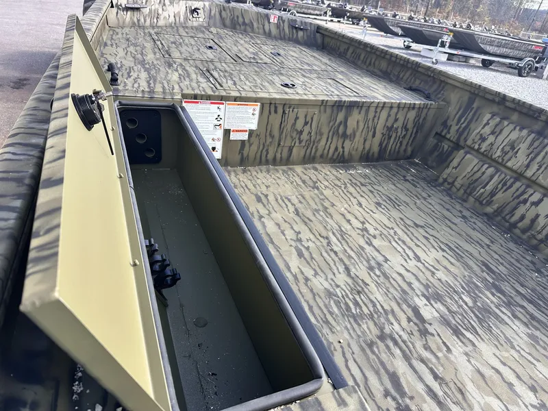 Slide: The Image of Lowe Roughneck Tiller 1660 Deluxe 2026 - 6