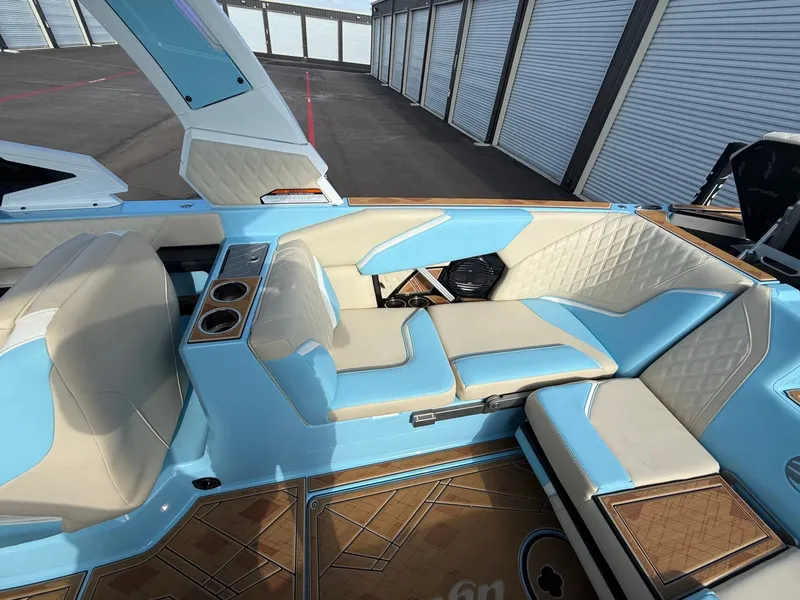 Slide: The Image of Tigé 24RZX 2025 - 9