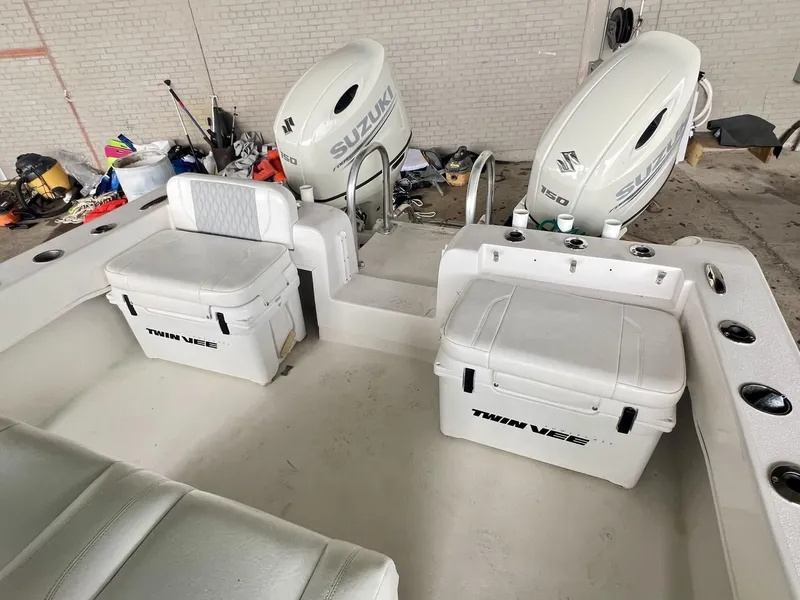 Slide: The Image of Twin Vee 260 SE 2020 - 16