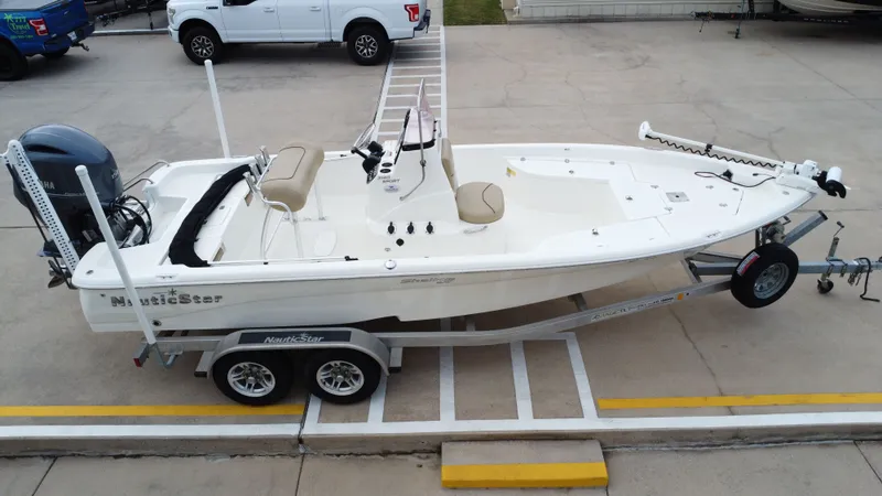 Slide: The Image of NauticStar 2140 Shallow Bay 2019 - 16