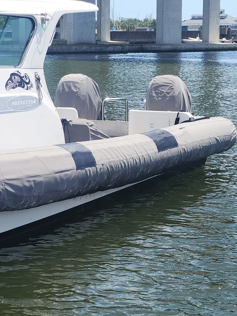 Slide: The Image of 2008 Protector 410 Targa boat on the water. - 4