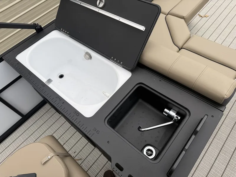 Slide: The Image of Viaggio Lago V 20F-HONDA 115 2026 - 8