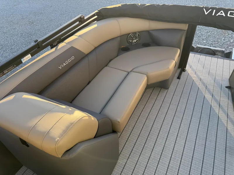 Slide: The Image of Viaggio Lago V 22U TRITOON-HONDA 200 2026 - 11