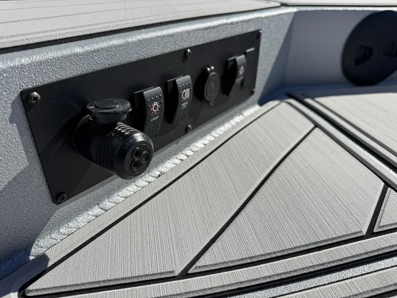 Slide: The Image of Thor Lake Hammer 1900 SC 140HP 2026 - 5