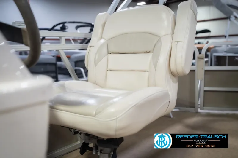 Slide: The Image of Luxurious white seat in 2009 Sylvan 818 Mirage Fish boat interior. - 37