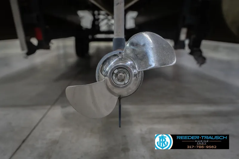 Slide: The Image of Propeller of 2009 Sylvan 818 Mirage Fish boat in a showroom setting. - 49