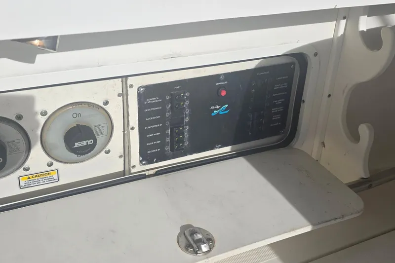 Slide: The Image of Interior of 2006 Sea Ray 290 Amberjack with cozy seating and wooden table. - 20