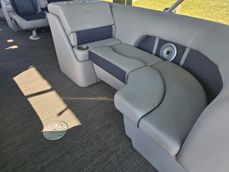 Slide: The Image of Bennington 23 L Fastback 2024 - 10