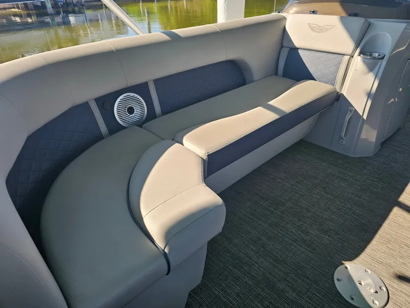 Slide: The Image of Bennington 23 L Fastback 2024 - 11