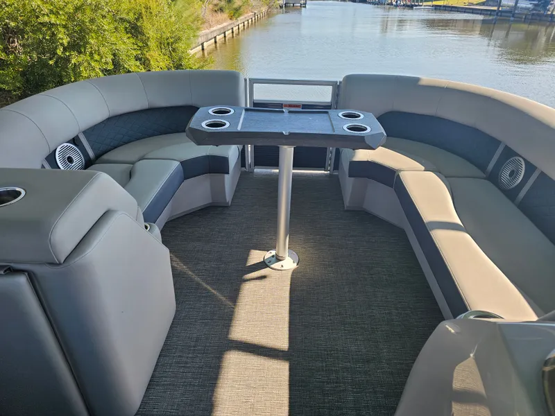 Slide: The Image of Bennington 23 L Fastback 2024 - 12