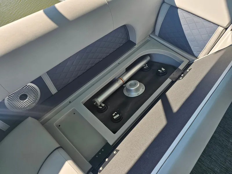 Slide: The Image of Bennington 23 L Fastback 2024 - 13