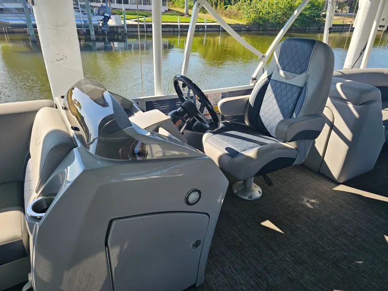 Slide: The Image of Bennington 23 L Fastback 2024 - 15