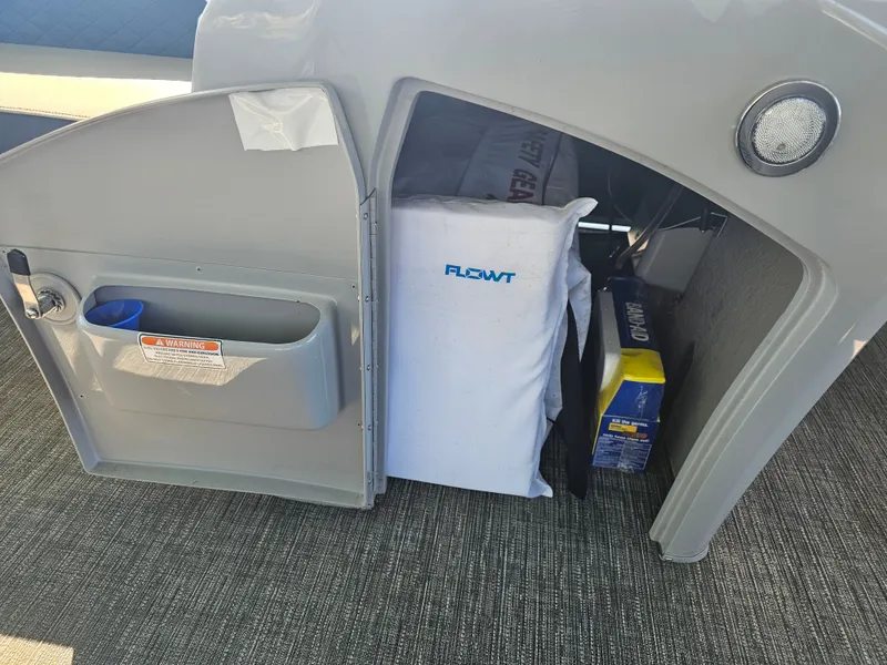 Slide: The Image of Bennington 23 L Fastback 2024 - 16