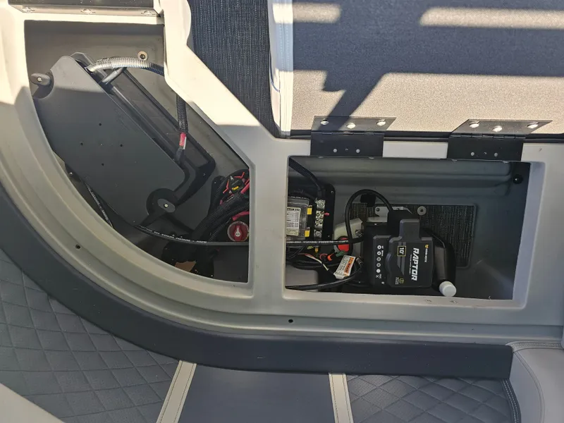 Slide: The Image of Bennington 23 L Fastback 2024 - 17