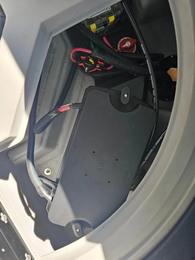 Slide: The Image of Bennington 23 L Fastback 2024 - 19