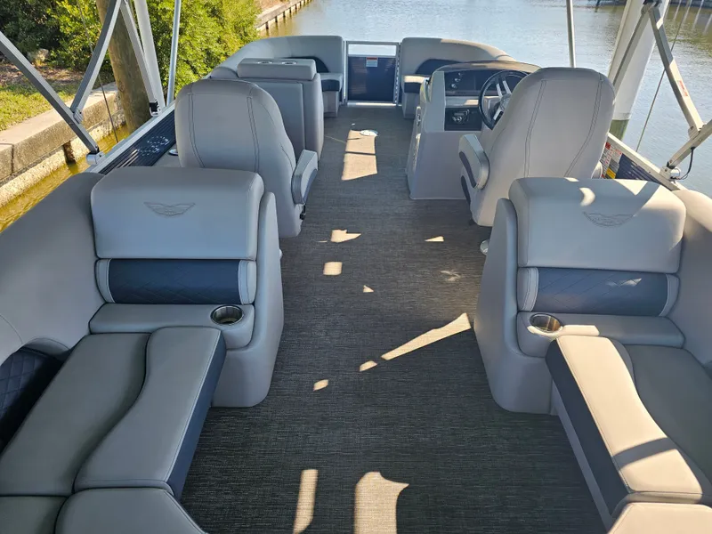 Slide: The Image of Bennington 23 L Fastback 2024 - 2