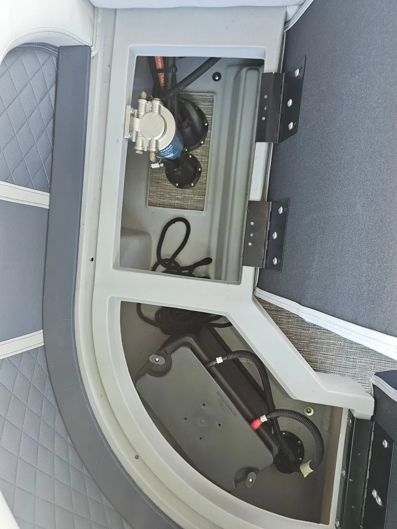 Slide: The Image of Bennington 23 L Fastback 2024 - 20