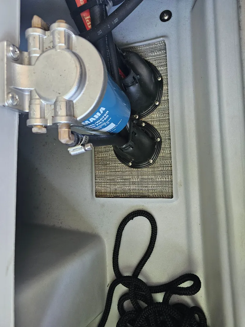 Slide: The Image of Bennington 23 L Fastback 2024 - 21