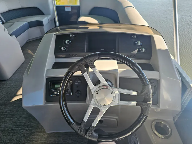 Slide: The Image of Bennington 23 L Fastback 2024 - 22