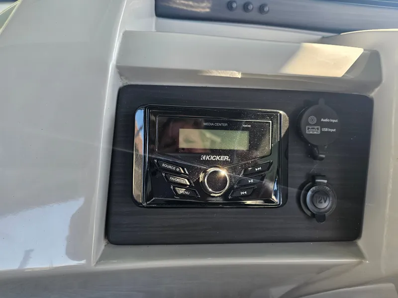 Slide: The Image of Bennington 23 L Fastback 2024 - 23