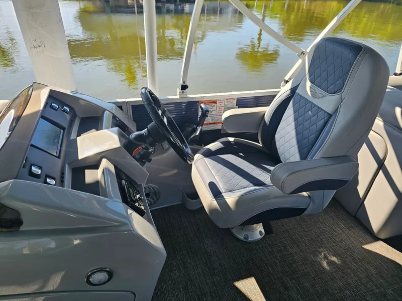 Slide: The Image of Bennington 23 L Fastback 2024 - 25