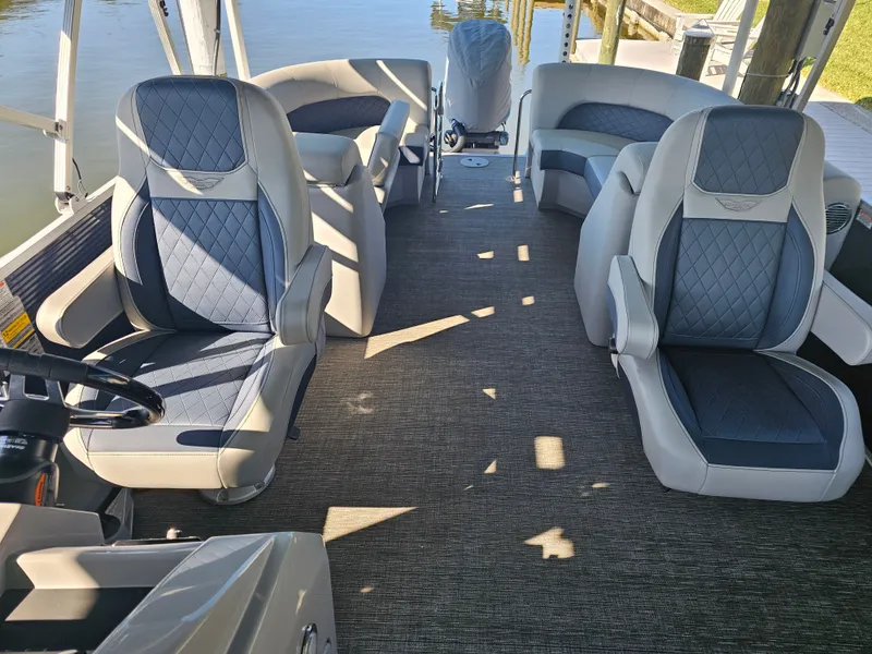 Slide: The Image of Bennington 23 L Fastback 2024 - 27