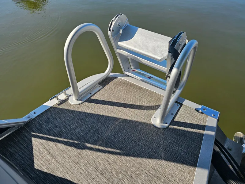 Slide: The Image of Bennington 23 L Fastback 2024 - 30