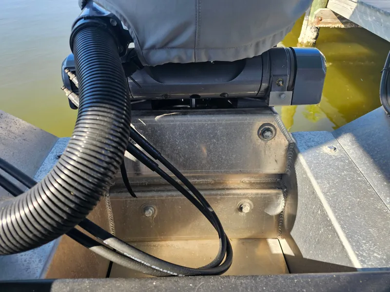 Slide: The Image of Bennington 23 L Fastback 2024 - 31