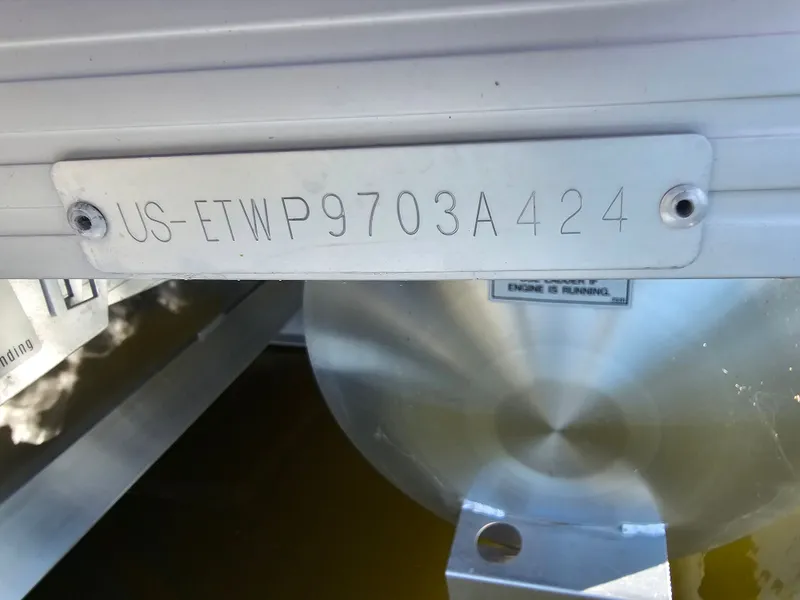 Slide: The Image of Bennington 23 L Fastback 2024 - 35