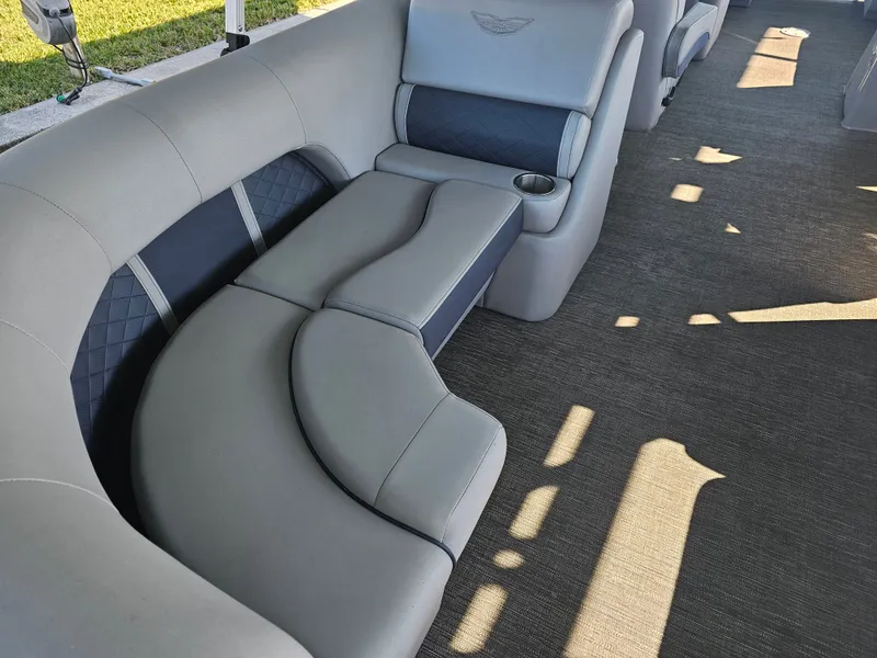 Slide: The Image of Bennington 23 L Fastback 2024 - 4