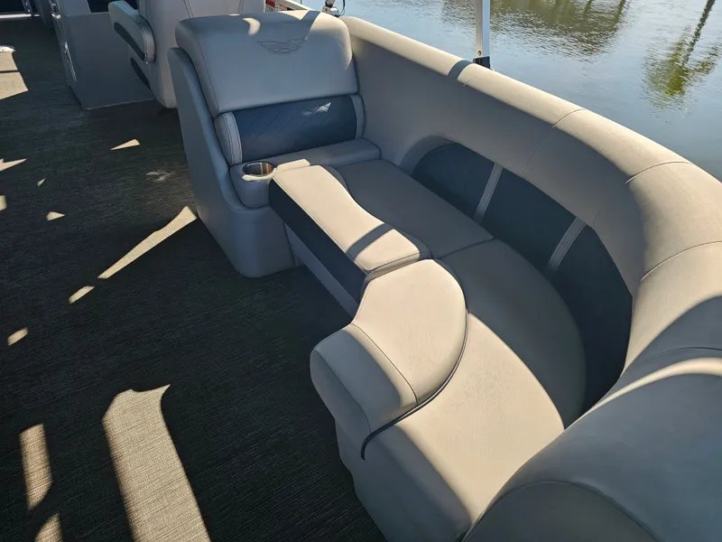 Slide: The Image of Bennington 23 L Fastback 2024 - 5