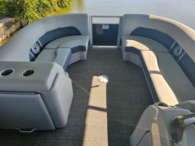 Slide: The Image of Bennington 23 L Fastback 2024 - 6