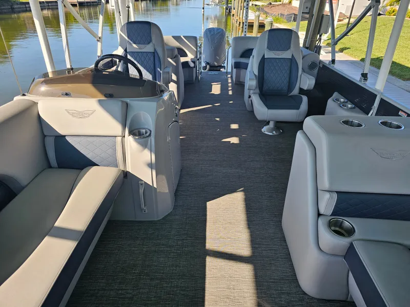 Slide: The Image of Bennington 23 L Fastback 2024 - 8