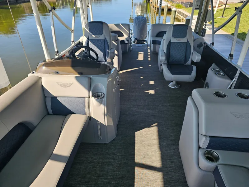 Slide: The Image of Bennington 23 L Fastback 2024 - 9