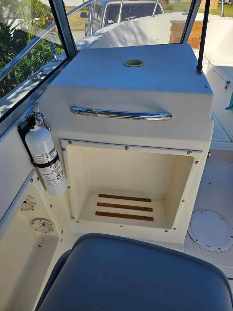 Slide: The Image of Interior of a 1990 Hydra-Sports 2000 DC boat with fire extinguisher. - 10
