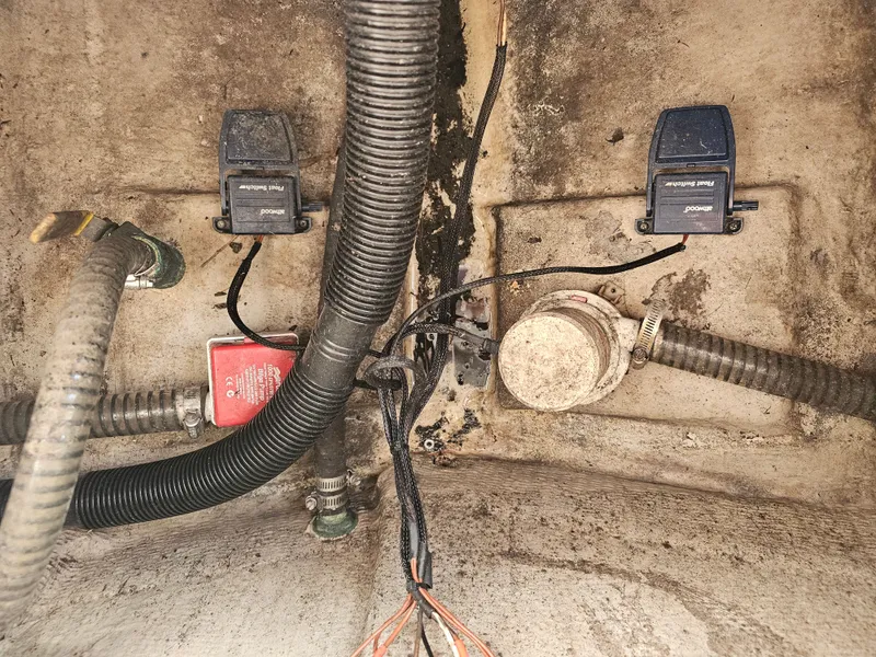 Slide: The Image of Interior view of a 1990 Hydra-Sports 2000 DC boat. - 15