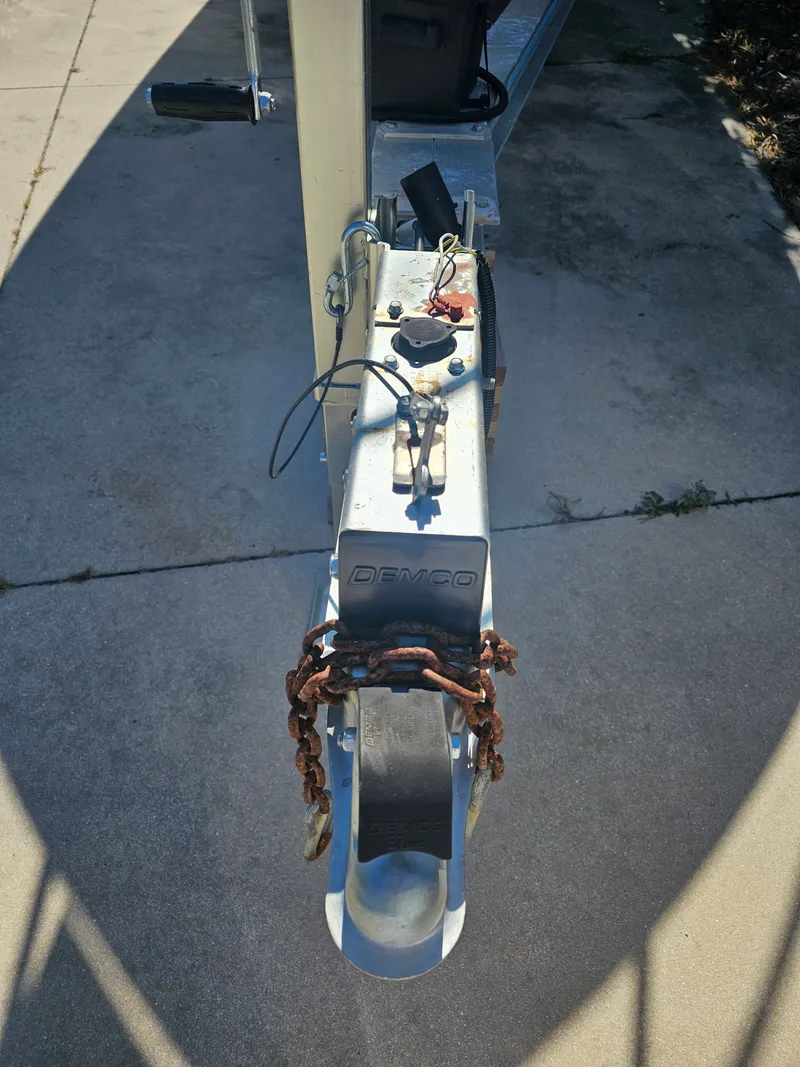Slide: The Image of Trailer hitch with chain, Hydra-Sports 2000 DC, year 1990. - 18